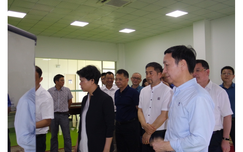 市委副書(shū)記、市長(zhǎng)張迎春走訪智能制造企業(yè)，來(lái)我司調(diào)研，與我司高層領(lǐng)導(dǎo)親切會(huì)面。